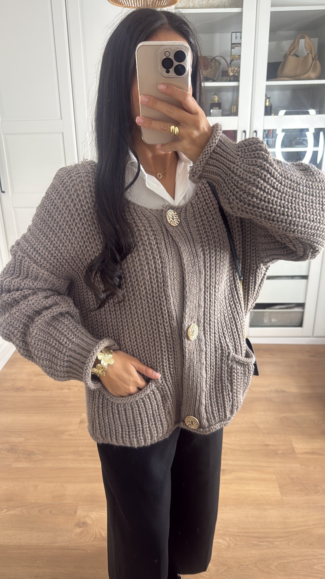 Pull/Gilet en laine court taupe avec boutons dorés SAÏRYS