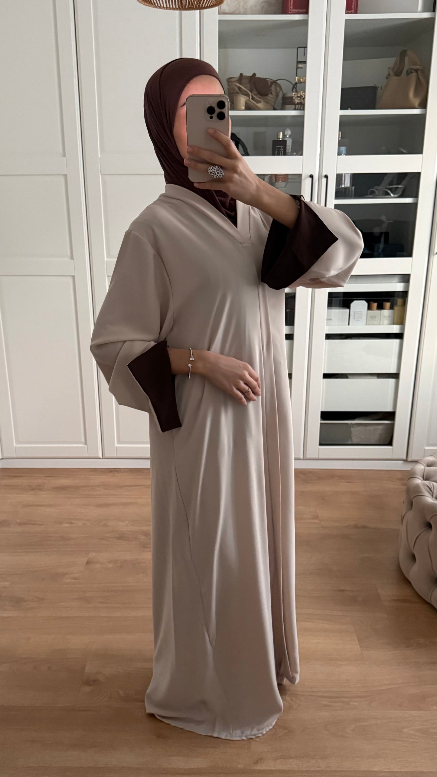 Abaya beige manches revers marron SAÏRYS