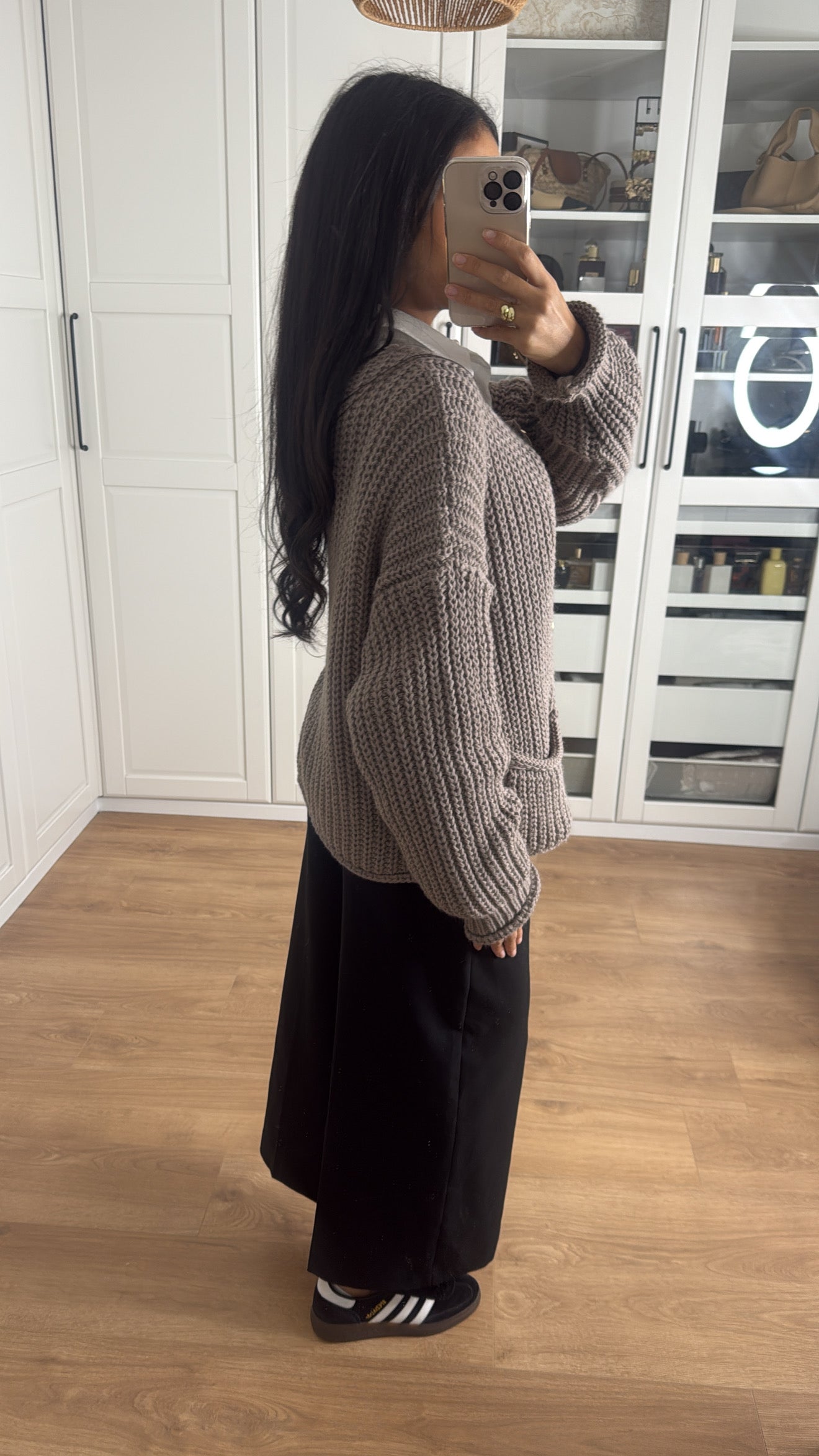 Pull/Gilet en laine court taupe avec boutons dorés SAÏRYS
