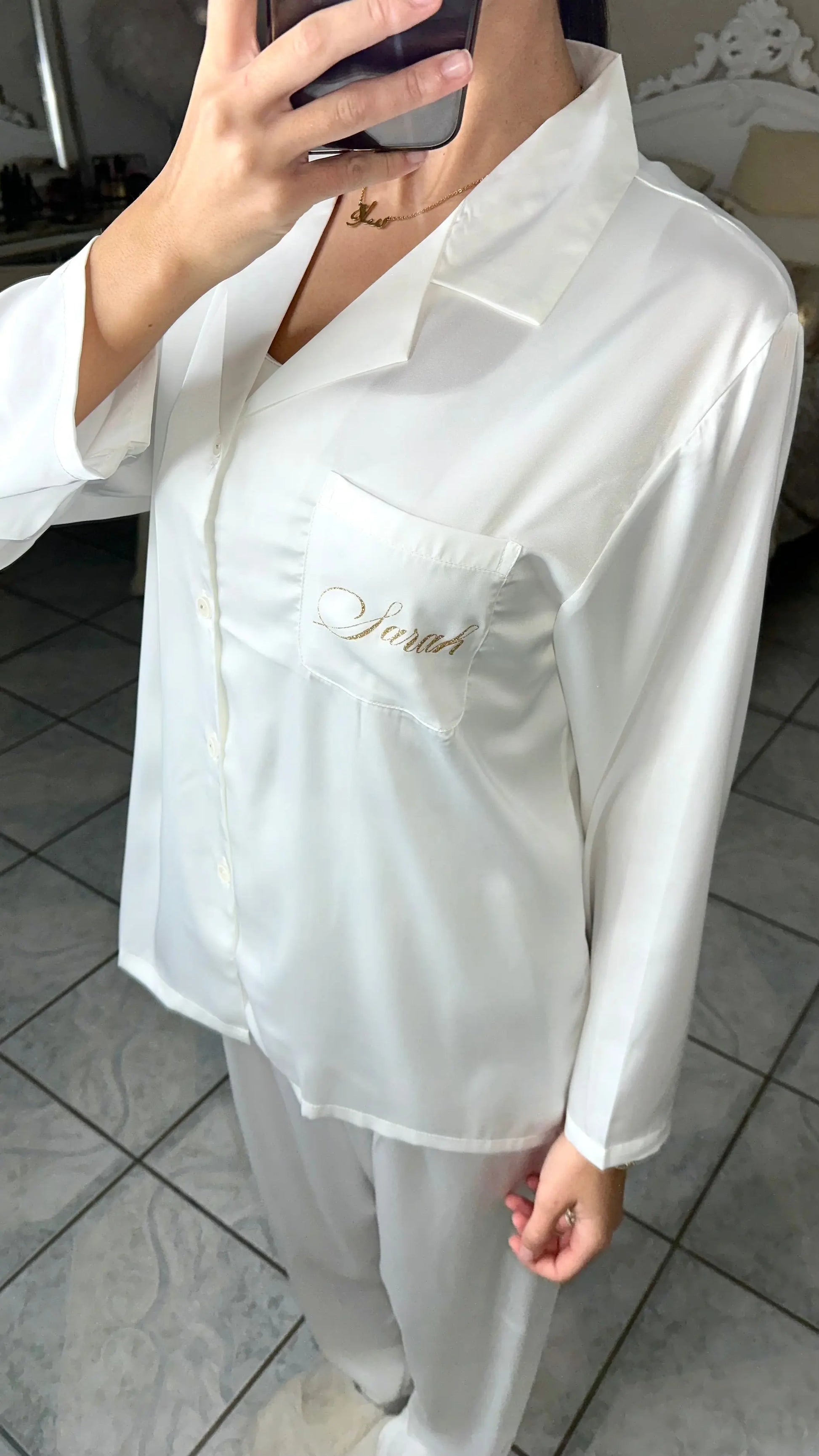 Pyjama Satiné Personnalisé – Écriture Pailletée Or. SAÏRYS