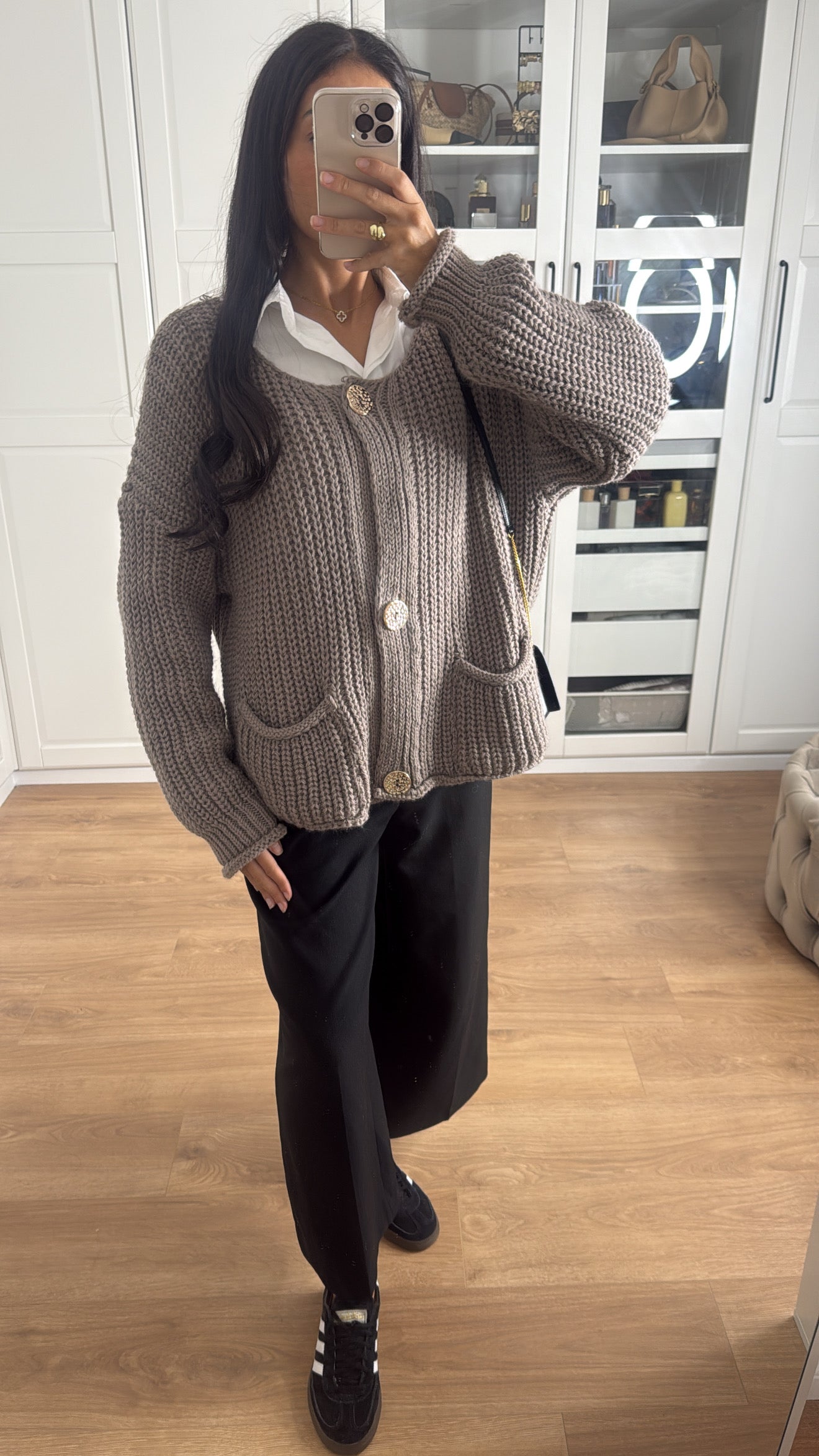 Pull/Gilet en laine court taupe avec boutons dorés SAÏRYS