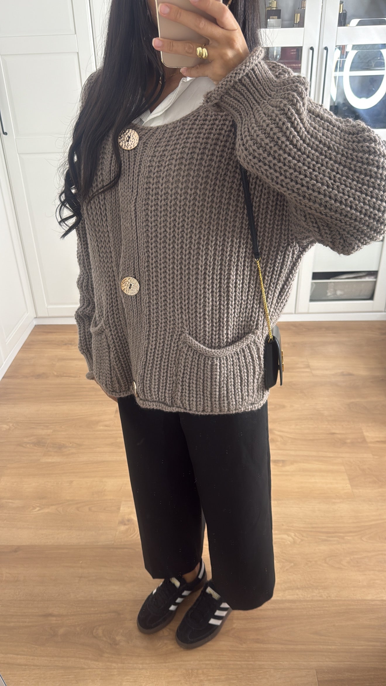 Pull/Gilet en laine court taupe avec boutons dorés SAÏRYS