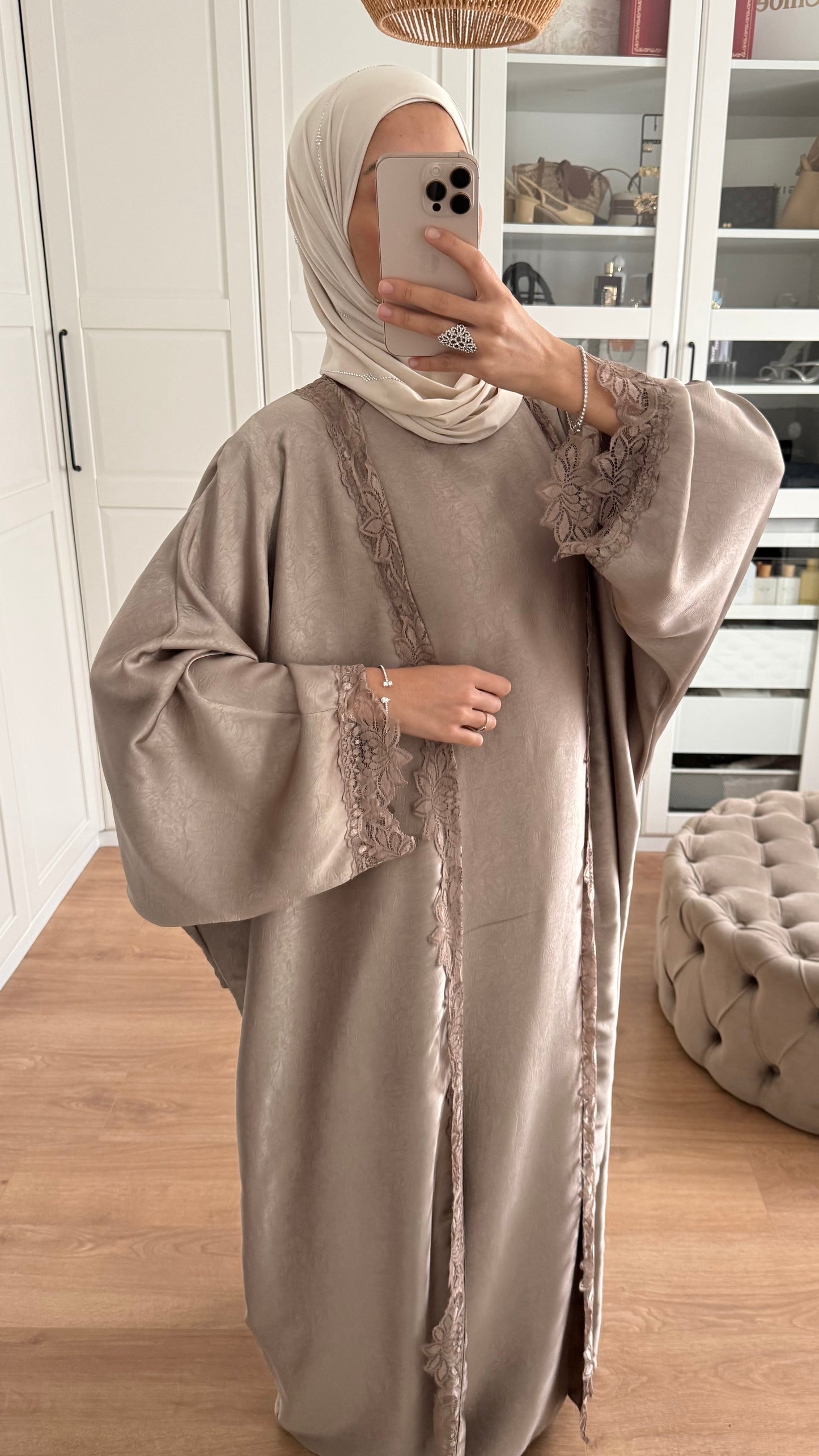 Ensemble Abaya Kimono Satiné avec Dentelle Taupe SAÏRYS