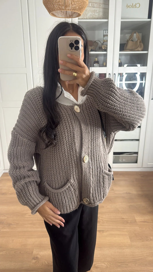 Pull/Gilet en laine court taupe avec boutons dorés - SAÏRYS