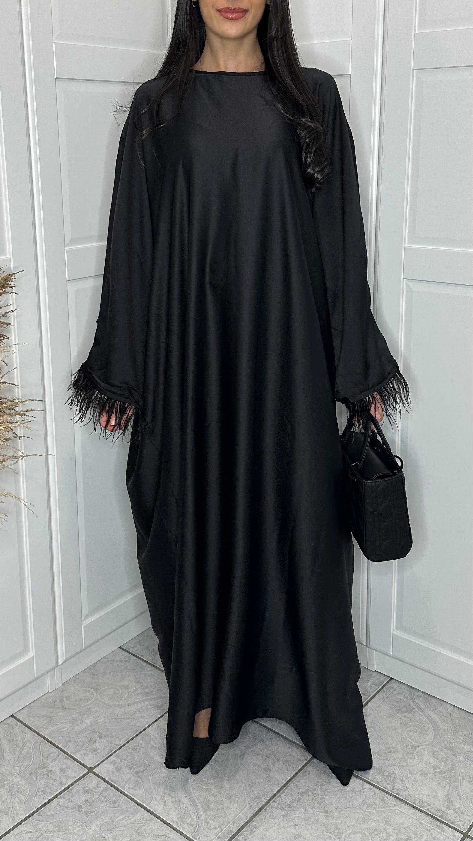 Abaya cintrée à plumes SAÏRYS