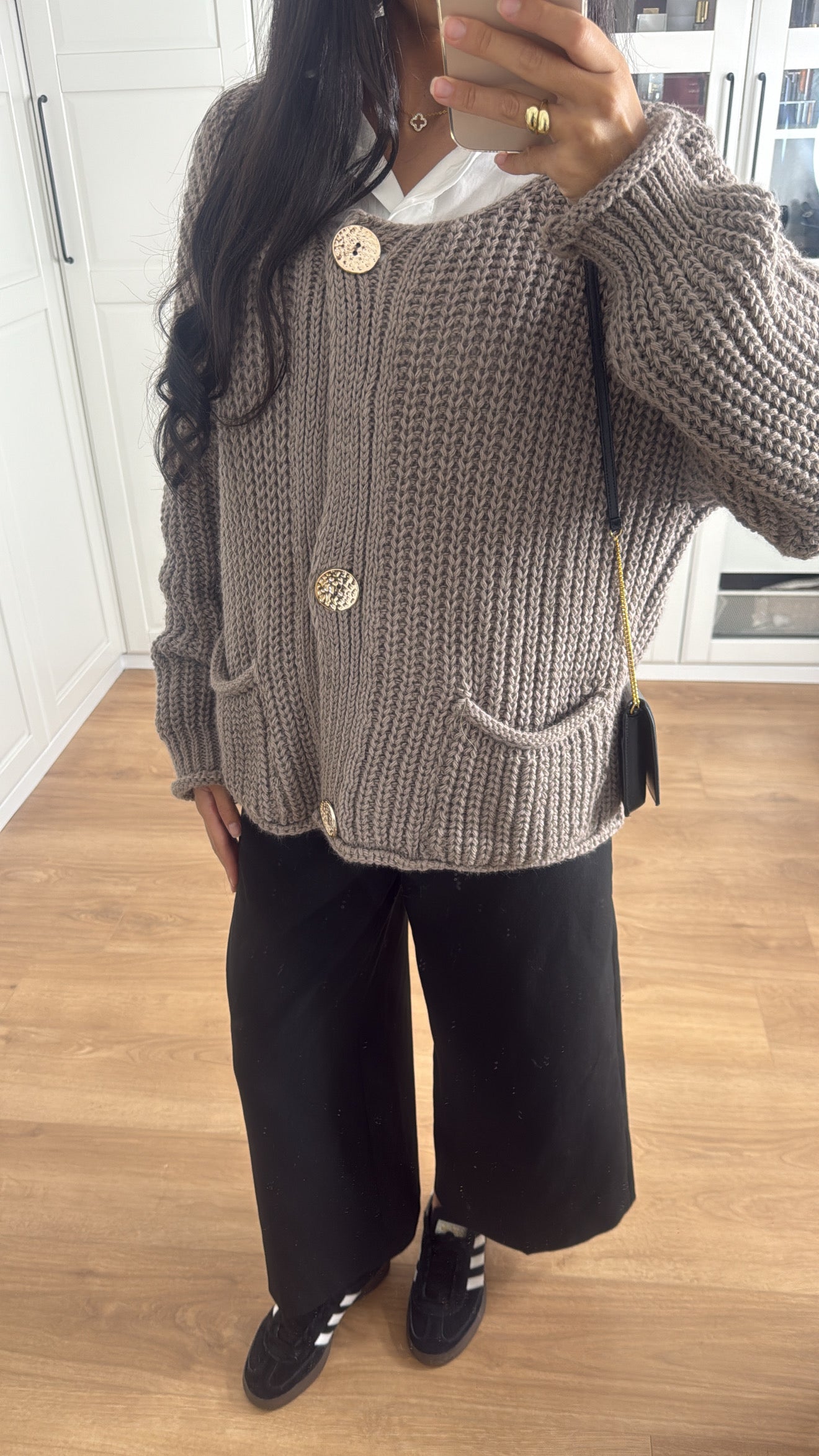 Pull/Gilet en laine court taupe avec boutons dorés SAÏRYS