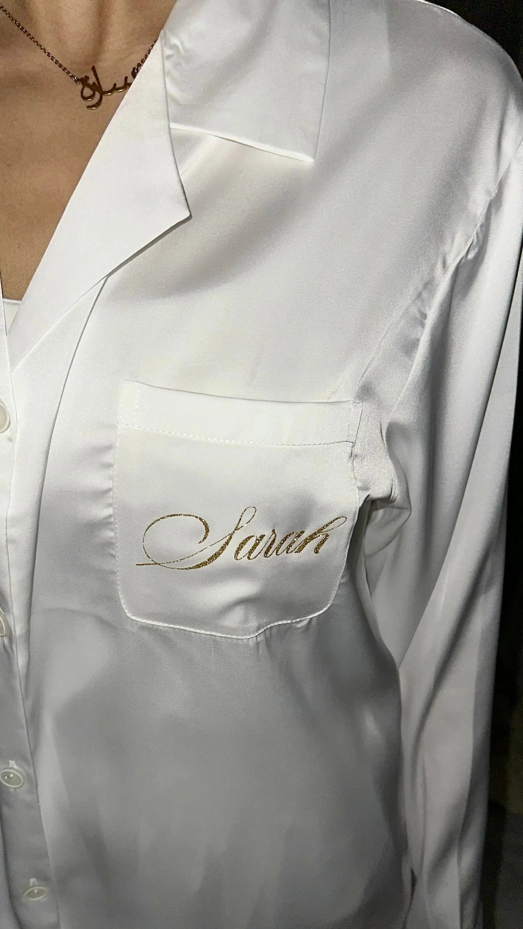 Pyjama Satiné Personnalisé – Écriture Pailletée Or. SAÏRYS