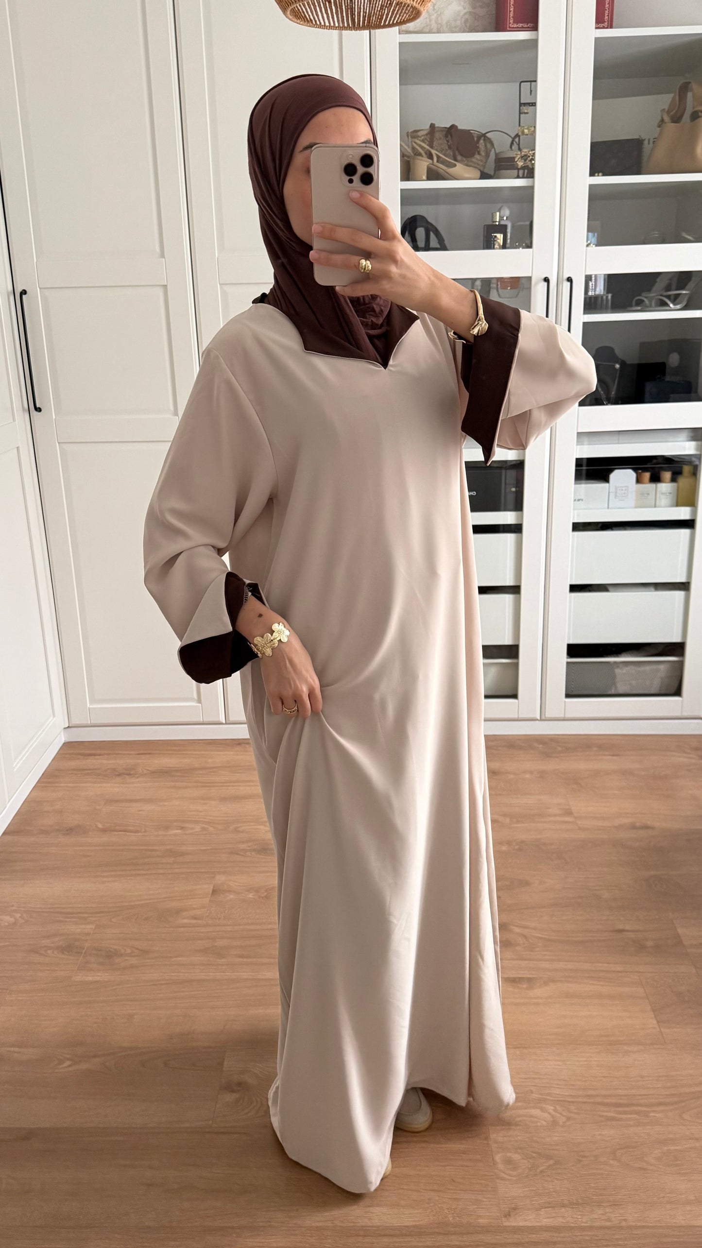Abaya beige manches revers marron SAÏRYS