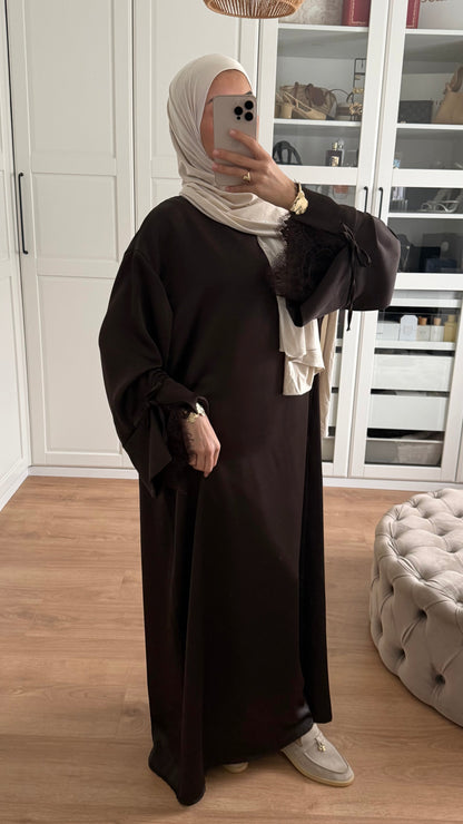 Abaya manches à nœud en dentelle marron SAÏRYS