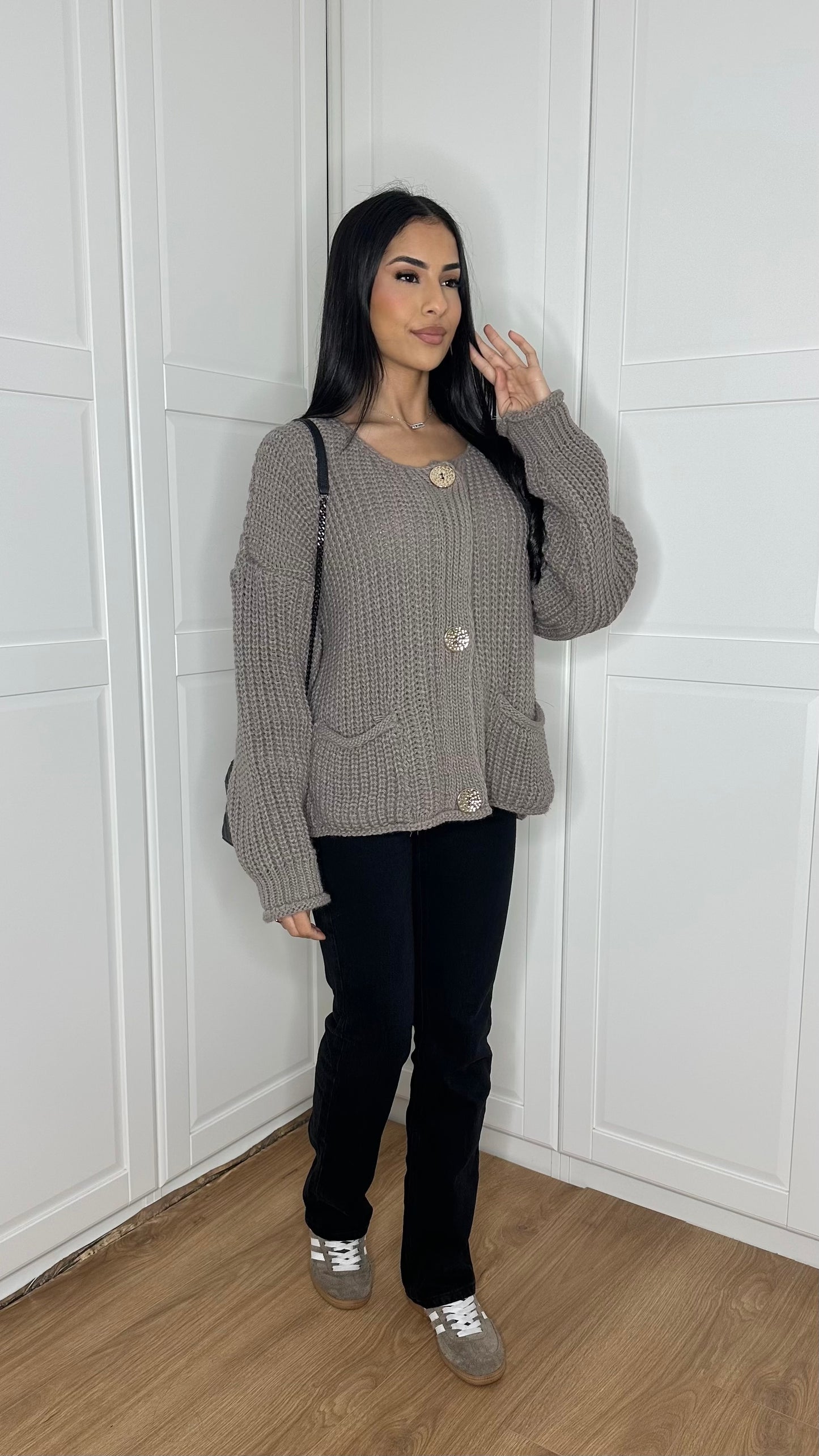 Pull/Gilet en laine court taupe avec boutons dorés