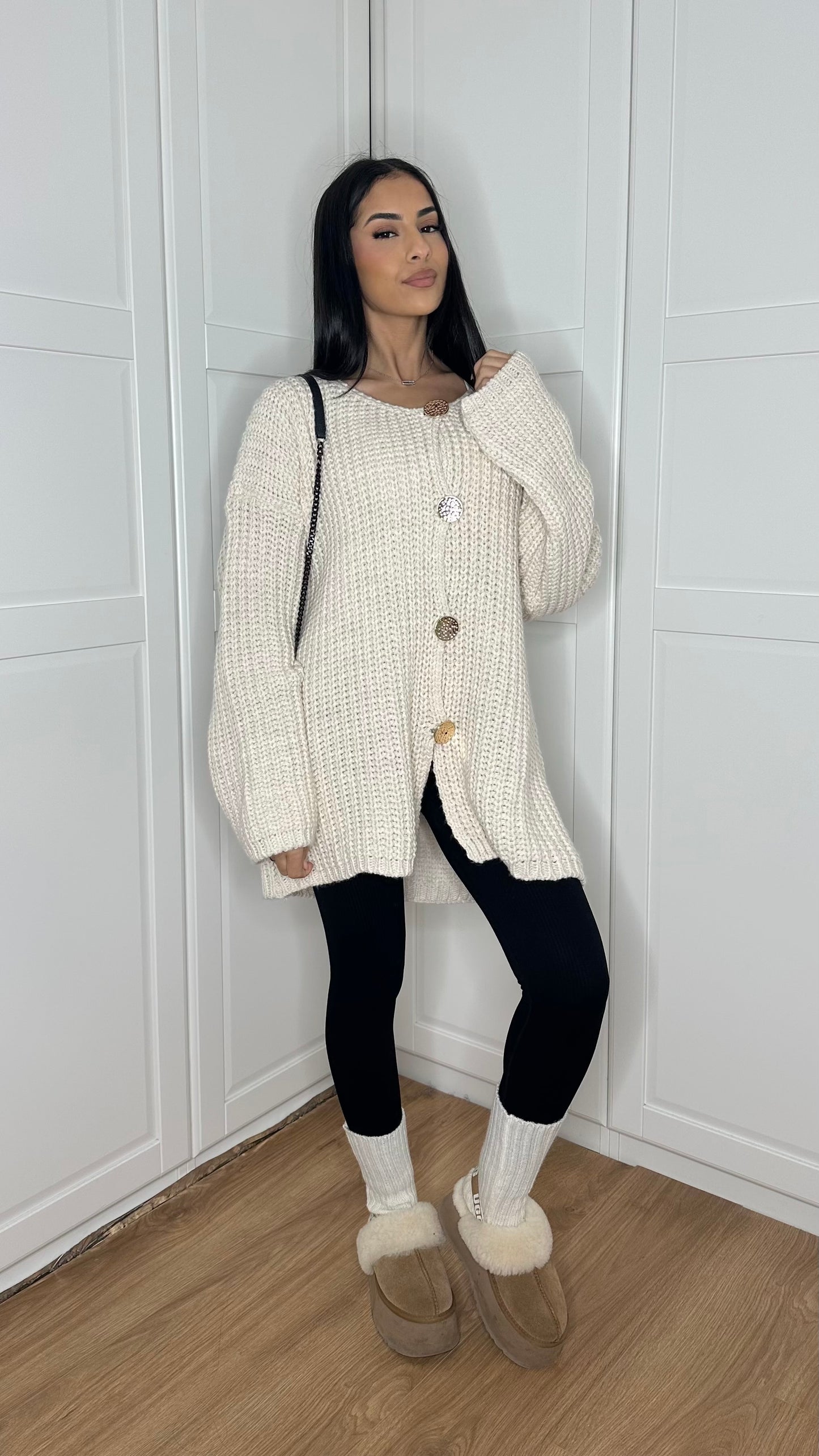 Pull/Gilet long en laine beige avec boutons dorés