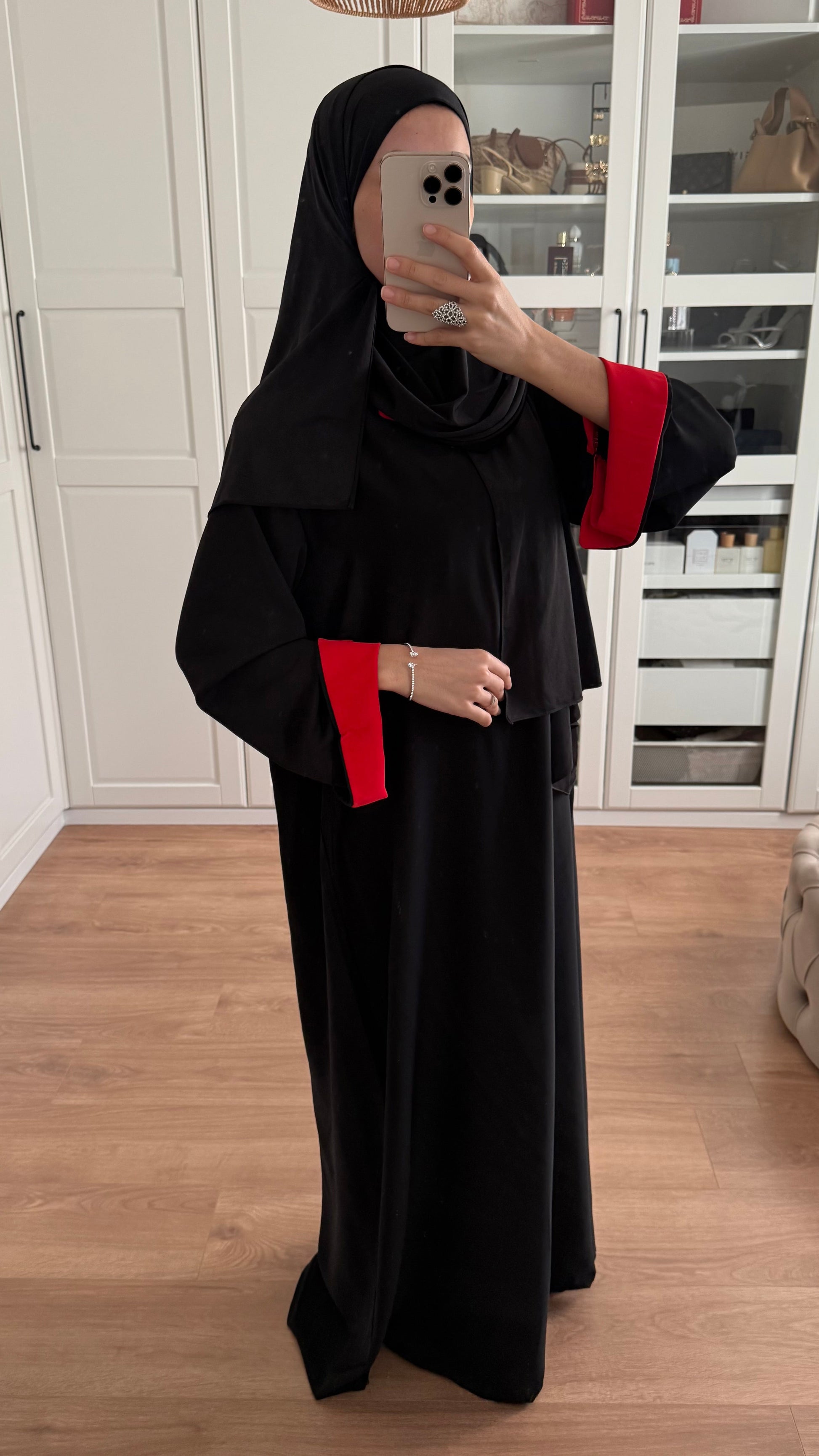 Abaya noire manches revers rouges SAÏRYS