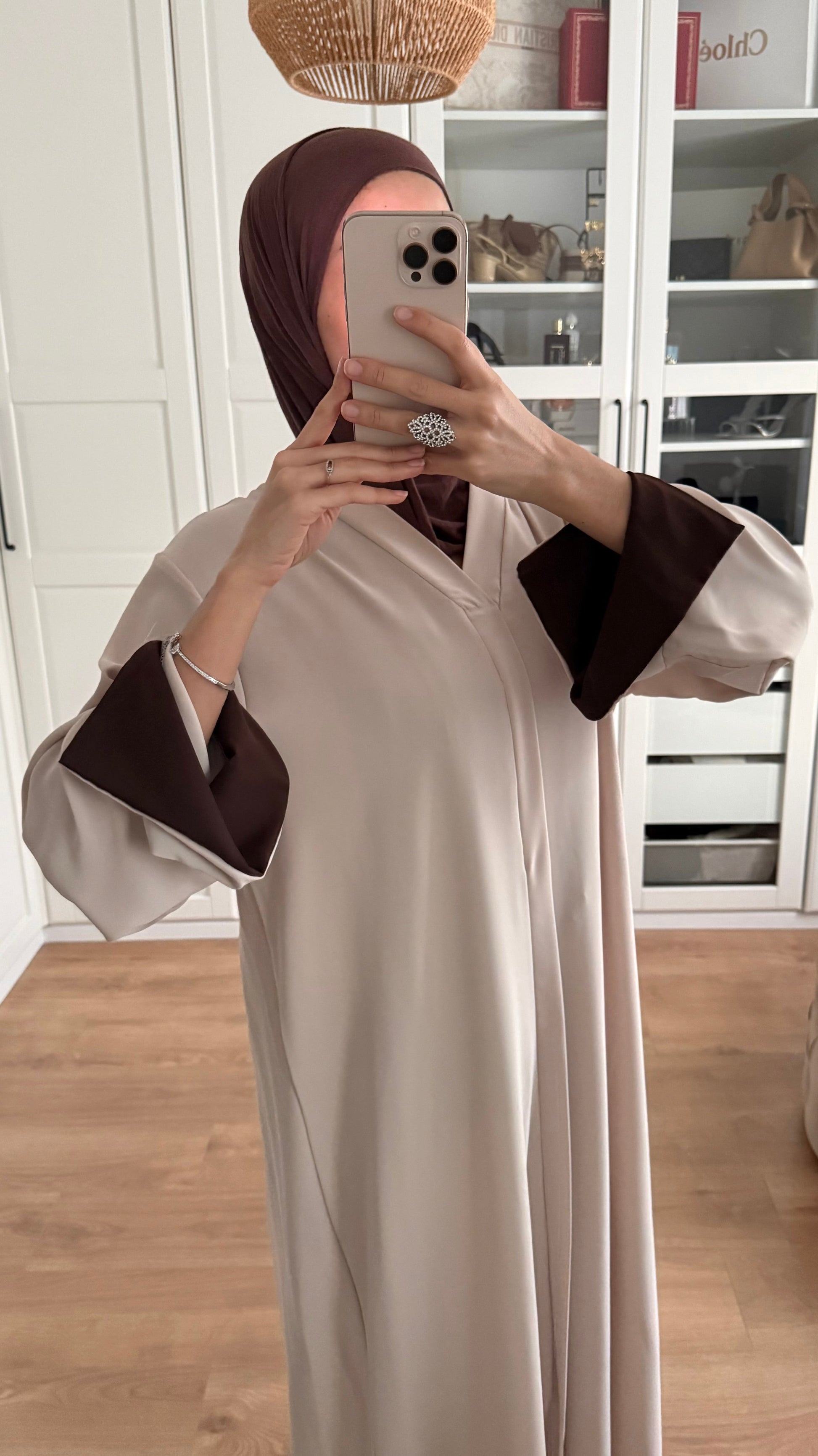 Abaya beige manches revers marron SAÏRYS