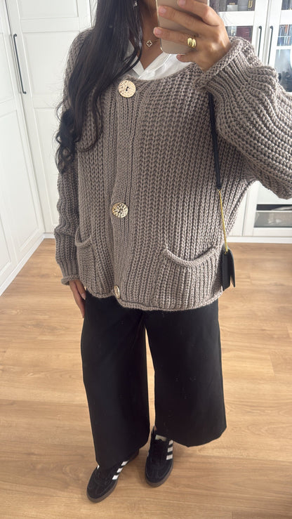 Pull/Gilet en laine court taupe avec boutons dorés SAÏRYS