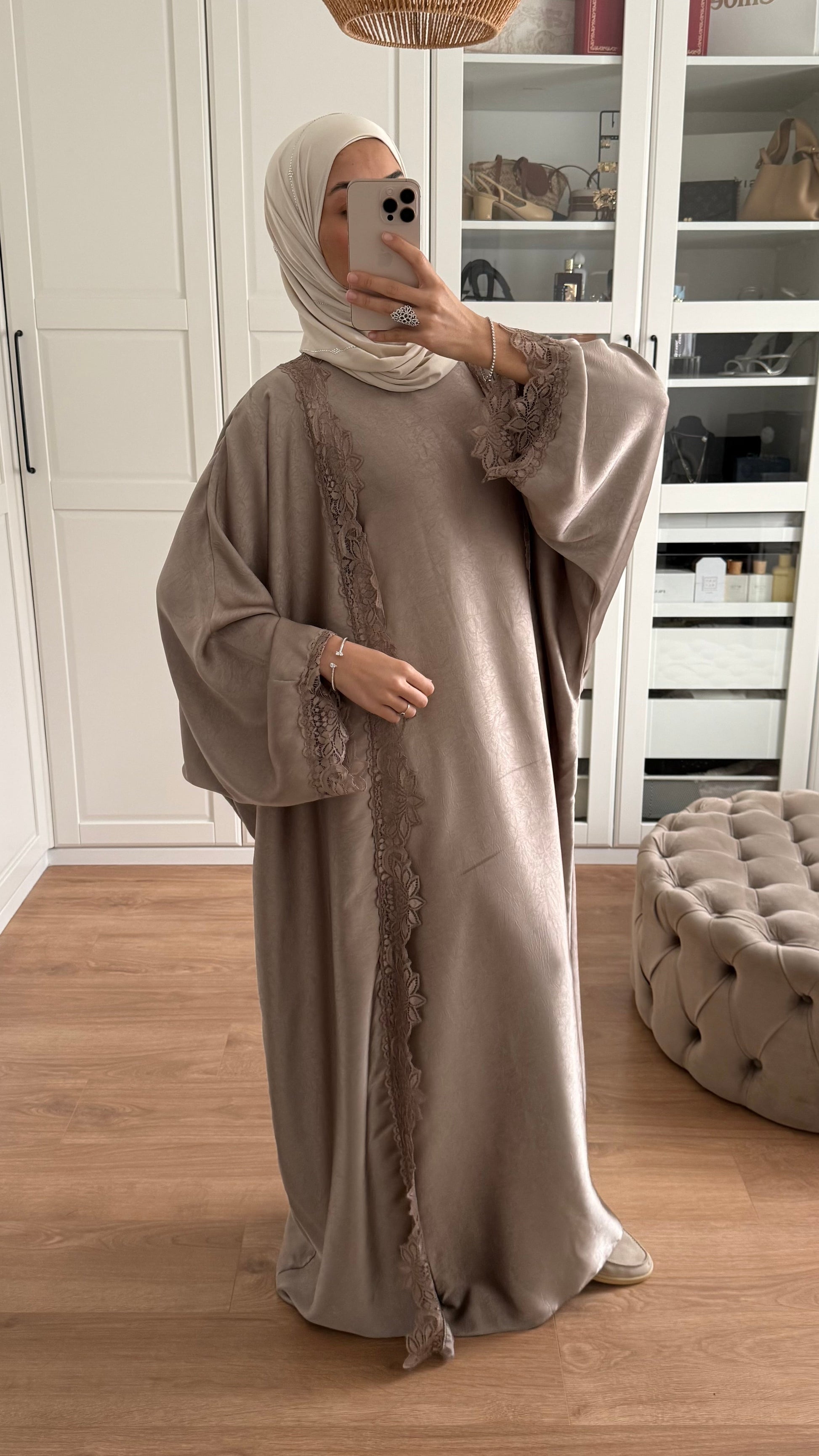 Ensemble Abaya Kimono Satiné avec Dentelle Taupe SAÏRYS