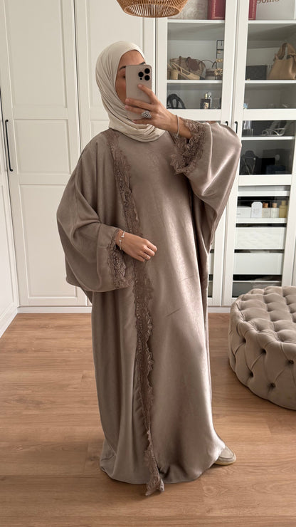Ensemble Abaya Kimono Satiné avec Dentelle Taupe SAÏRYS
