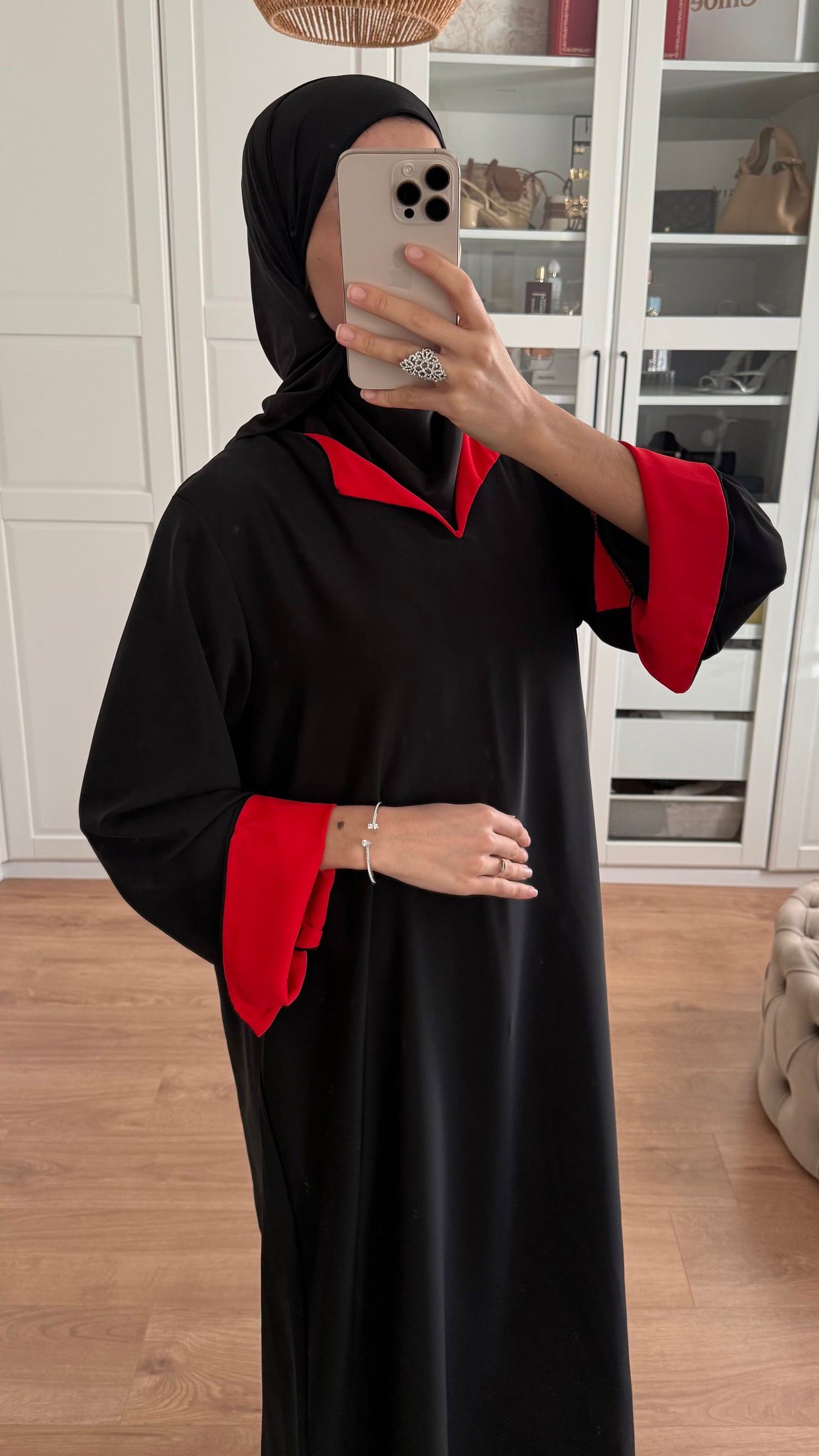 Abaya noire manches revers rouges SAÏRYS