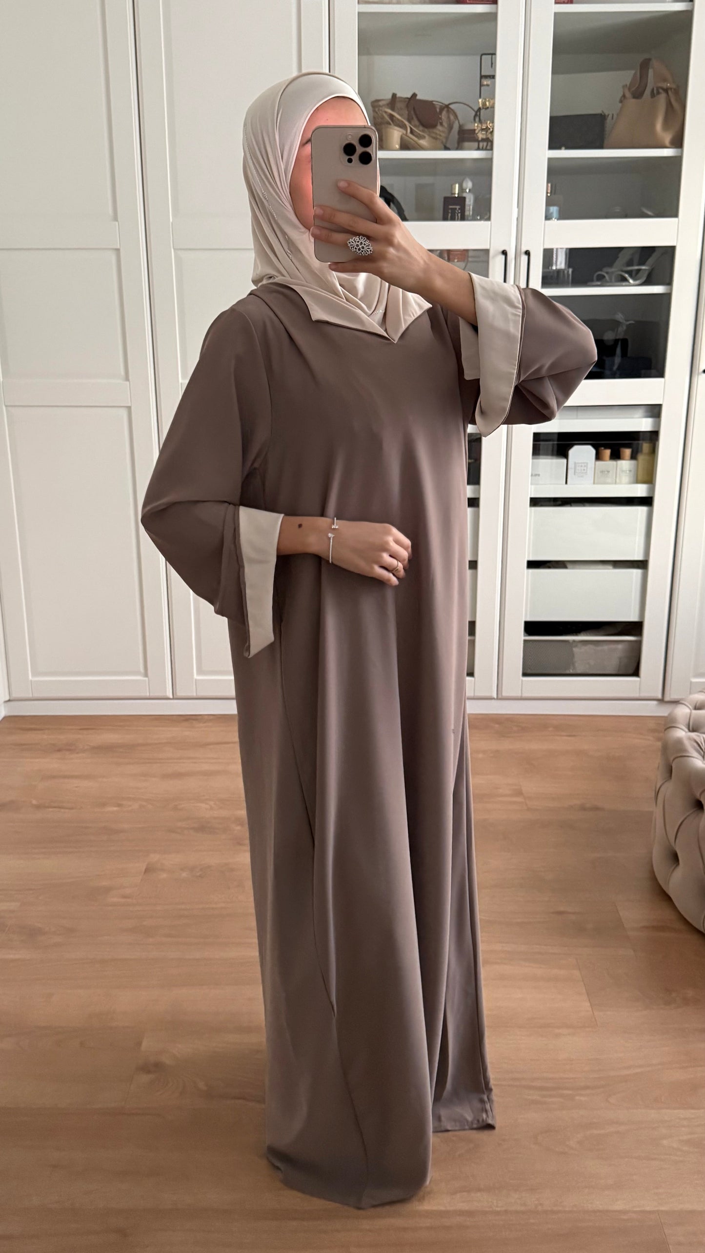 Abaya taupe manches revers beige SAÏRYS