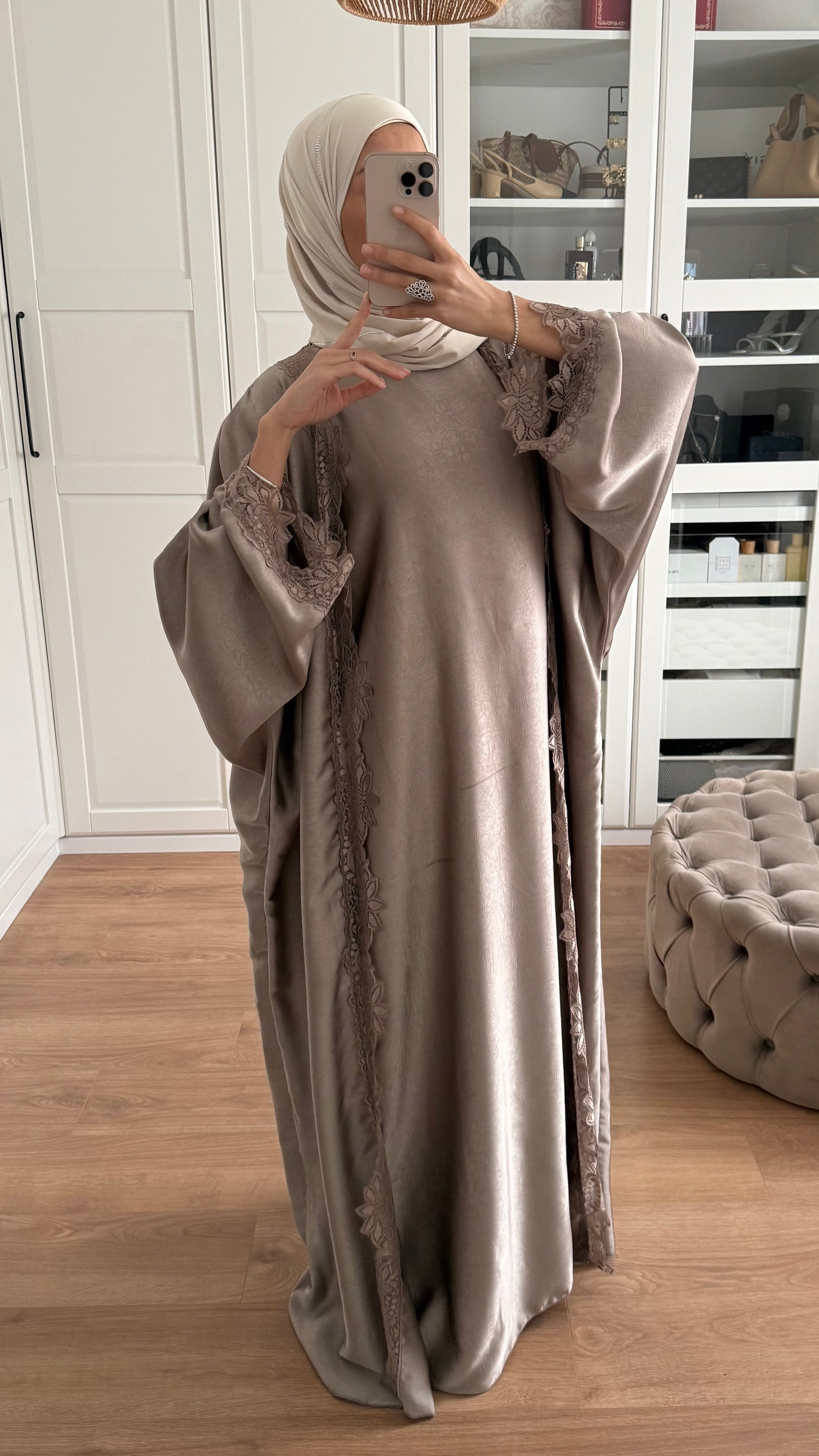 Ensemble Abaya Kimono Satiné avec Dentelle Taupe SAÏRYS