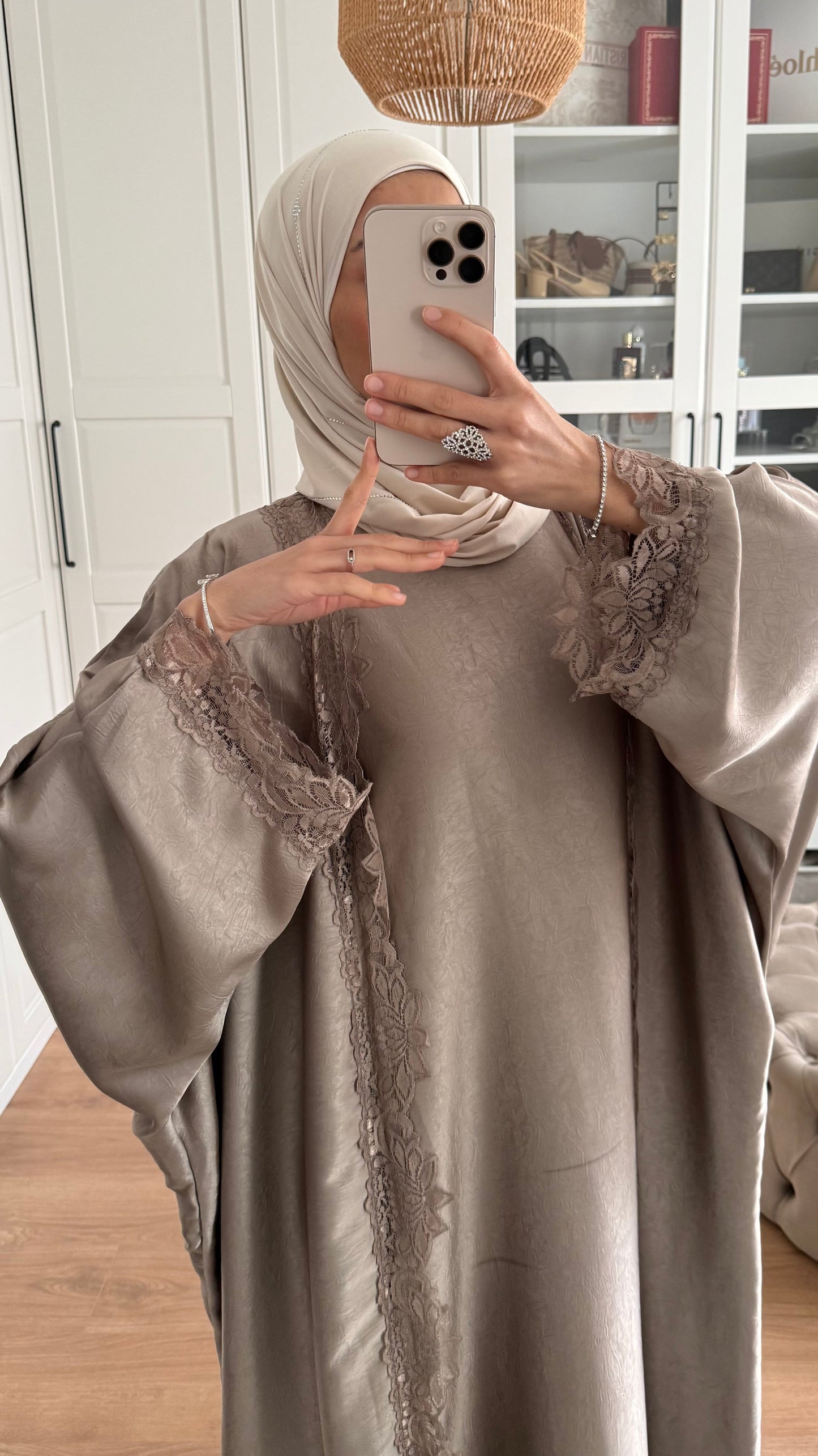 Ensemble Abaya Kimono Satiné avec Dentelle Taupe SAÏRYS