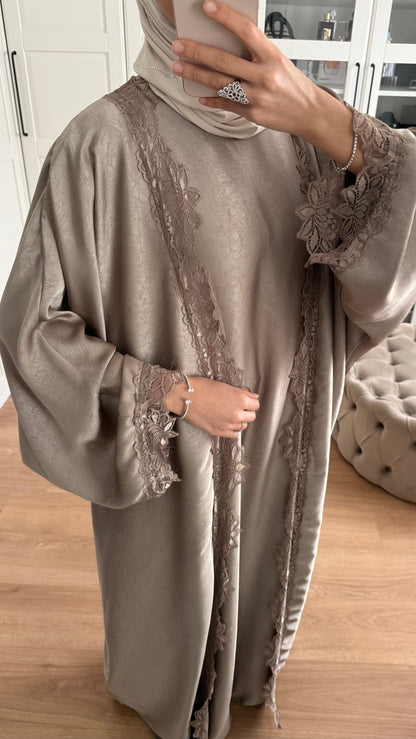Ensemble Abaya Kimono Satiné avec Dentelle Taupe SAÏRYS