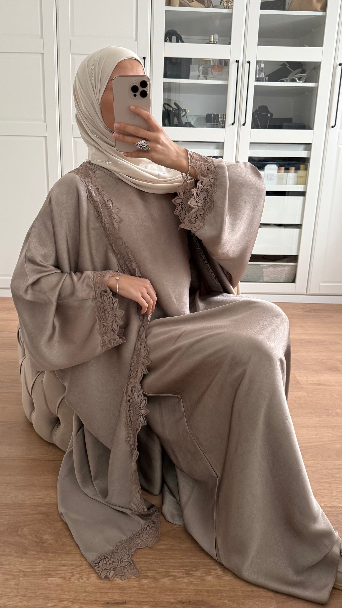 Ensemble Abaya Kimono Satiné avec Dentelle Taupe SAÏRYS