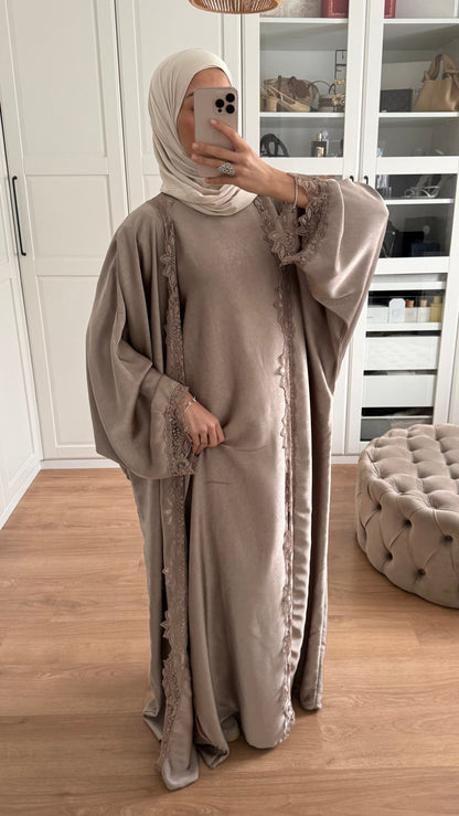 Ensemble Abaya Kimono Satiné avec Dentelle Taupe SAÏRYS