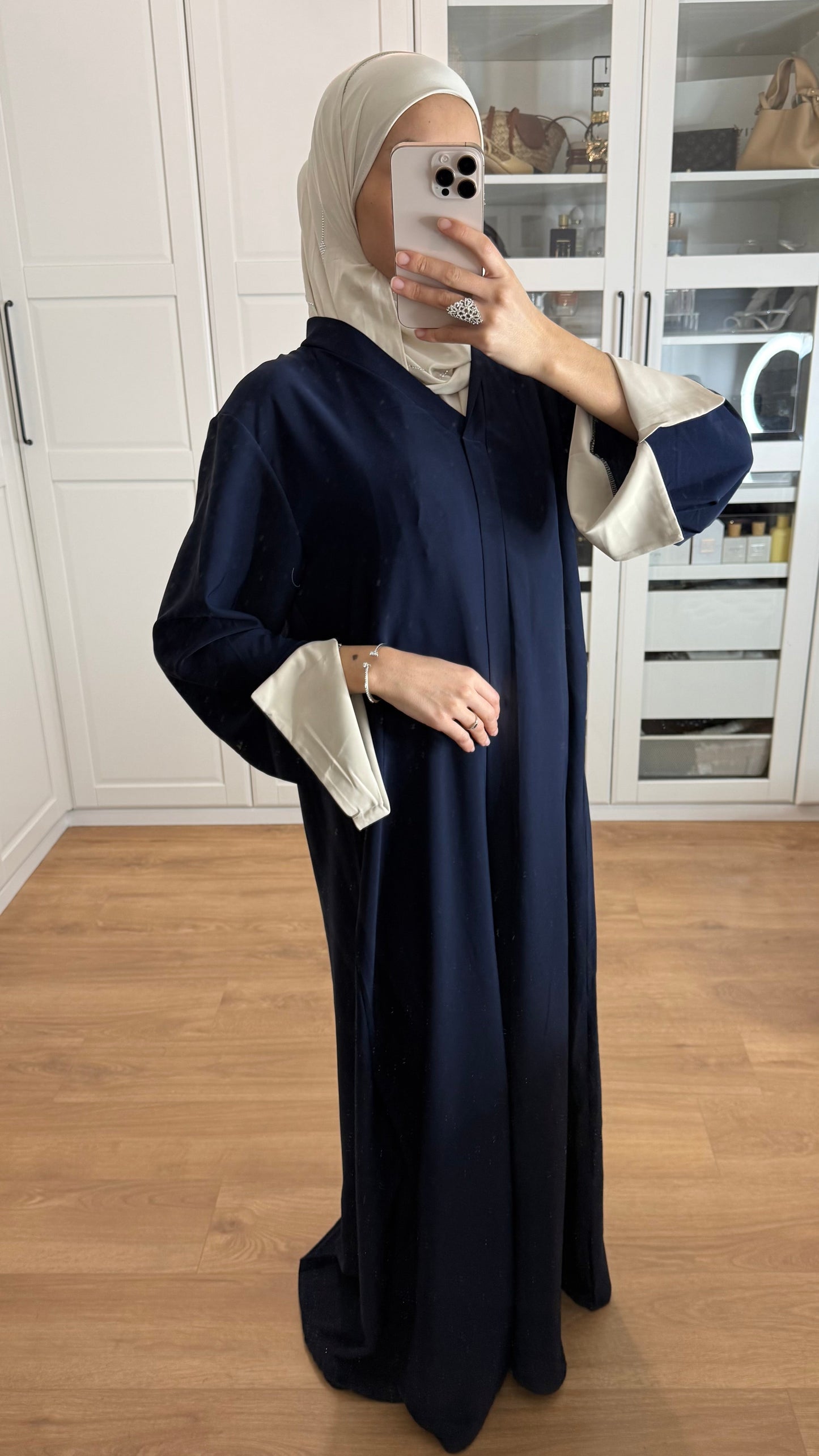 Abaya bleu nuit manches revers beige SAÏRYS