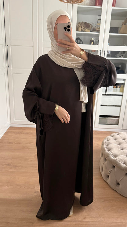 Abaya manches à nœud en dentelle marron SAÏRYS