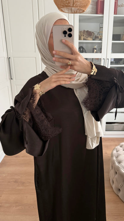 Abaya manches à nœud en dentelle marron SAÏRYS