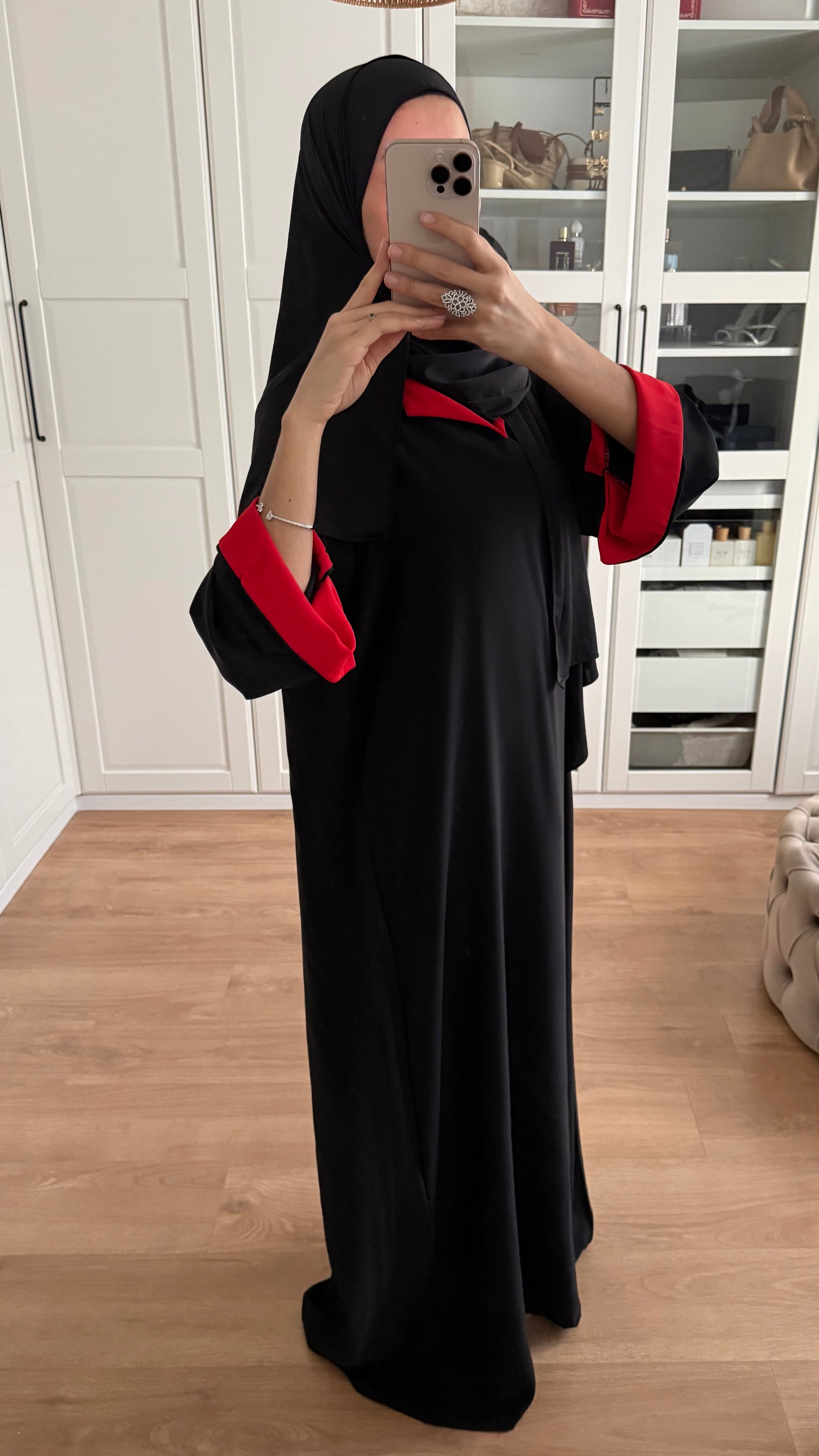 Abaya noire manches revers rouges SAÏRYS