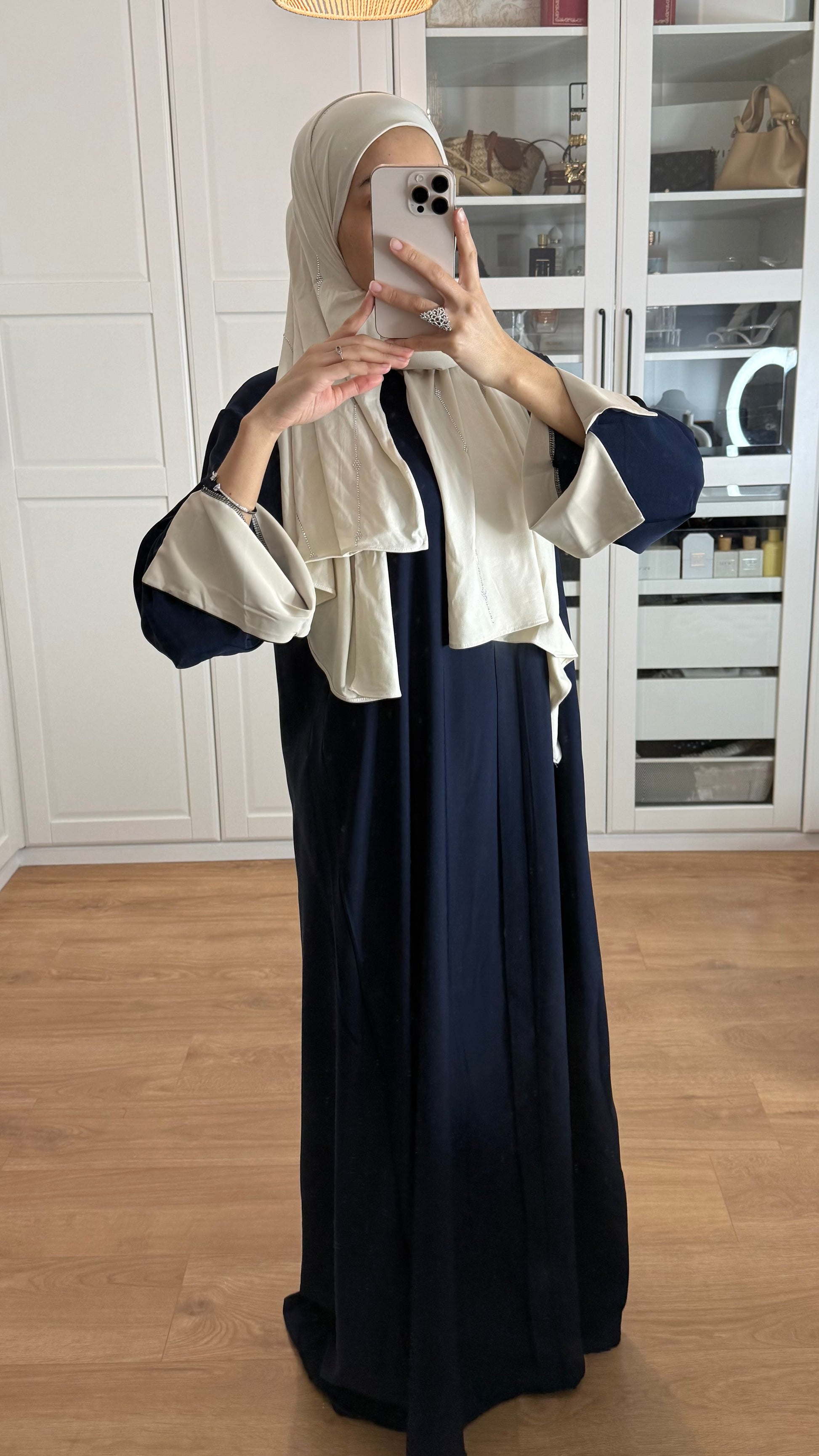 Abaya bleu nuit manches revers beige SAÏRYS